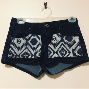 Super cute short shorts! 🍑🖤